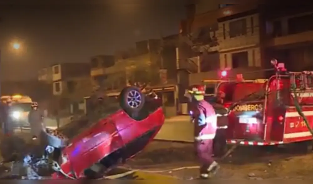 Bomberos acudieron al lugar del accidente. Foto: Canal N/captura
