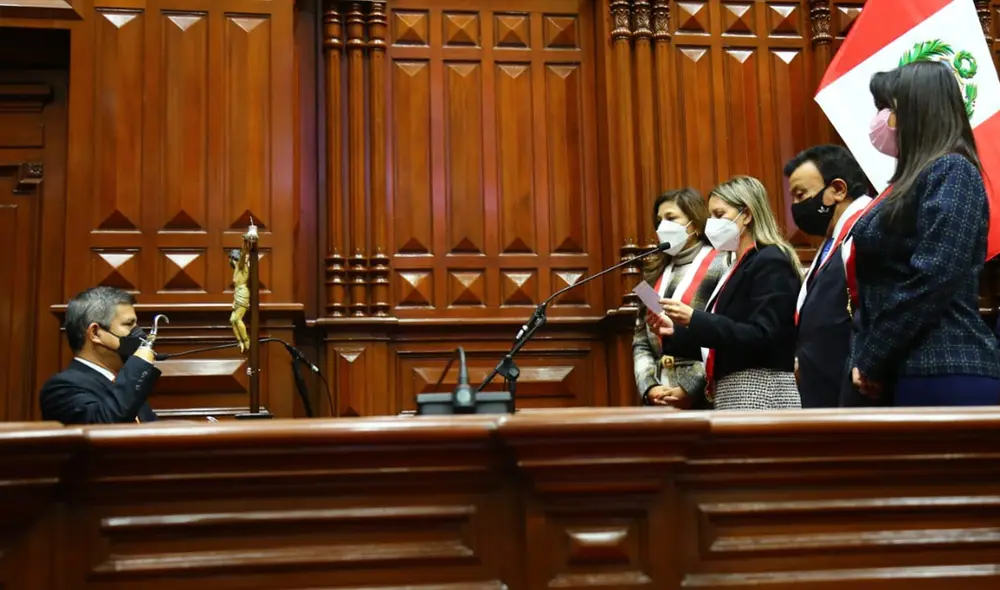Luis Galarreta juró como uno de los cinco parlamentarios andinos elegidos para los próximos cinco años. Foto: Congreso Luis Galarreta juró como uno de los cinco parlamentarios andinos elegidos para los próximos cinco años. Foto: Congreso