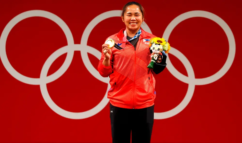 Hidilyn Diaz impuso un récord olímpico en su categoría (55 kg) el levantar un total de 224 kg. Foto: EFE