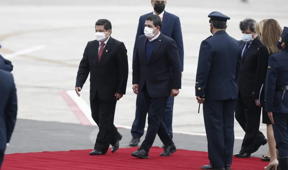 Hugo Velázquez (de terno azul oscuro) junto al ministro Eduardo Vega (de negro). Foto: Marco Cotrina/La República Hugo Velázquez (de terno azul oscuro) junto al ministro Eduardo Vega (de negro). Foto: Marco Cotrina/La República