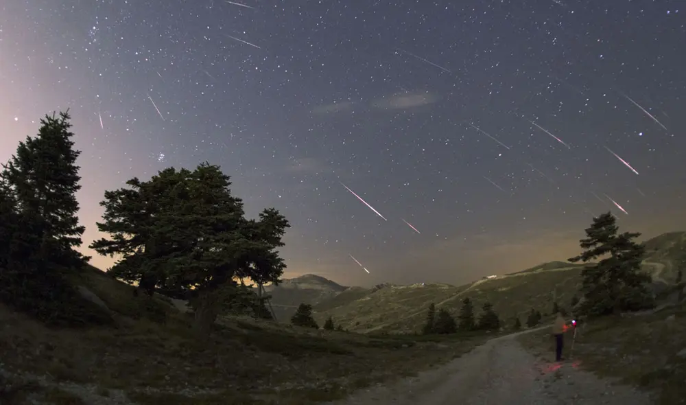 Lluvia de estrellas captada en Turquía. La composición muestra todos los meteoros captados durante un lapso de tiempo. Foto: NASA