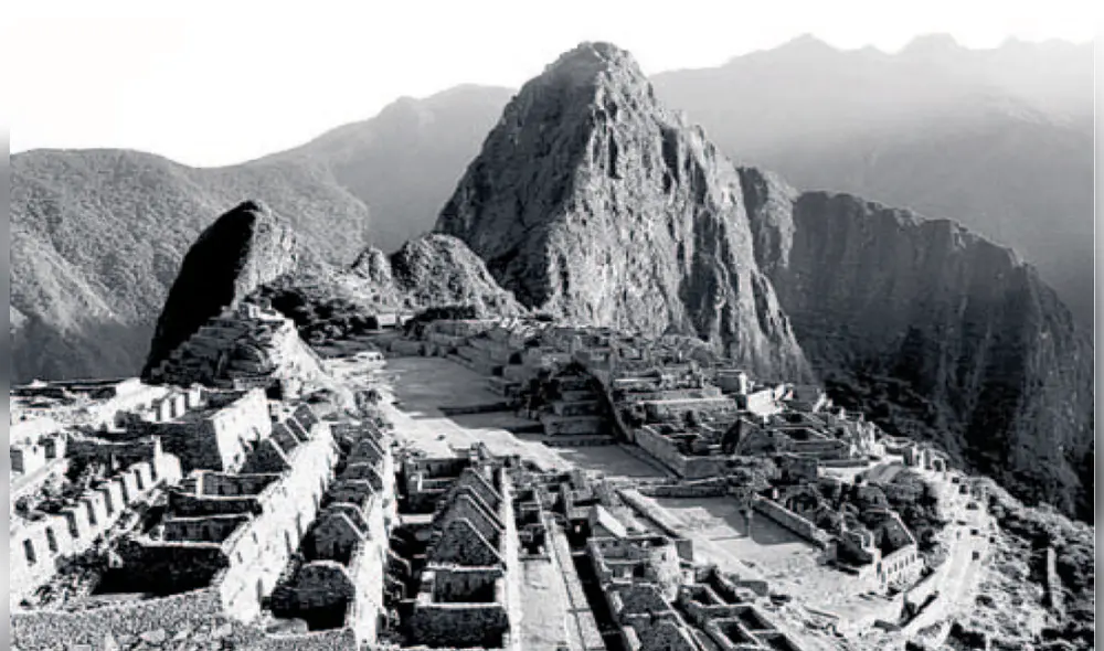 CIUDADELA MÍTICA. Visión panorámica de Machu Picchu, redescubierta por el explorador Hiram Bingham en 1911. CIUDADELA MÍTICA. Visión panorámica de Machu Picchu, redescubierta por el explorador Hiram Bingham en 1911.
