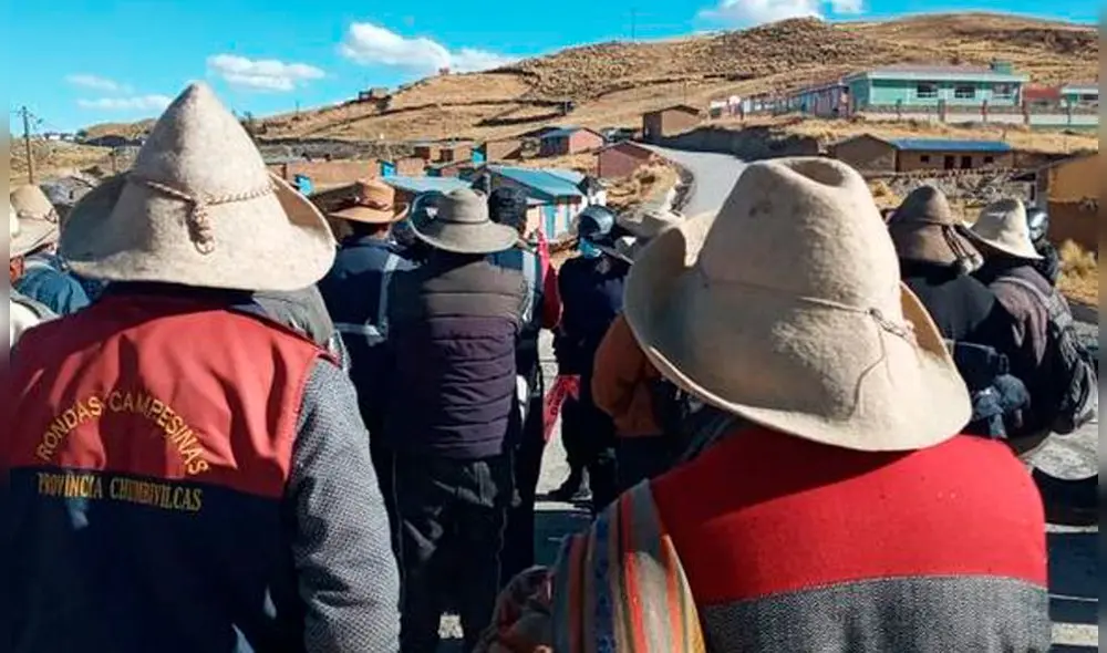 Manifestantes impiden paso de vehículos que transportan minerales. Foto: La República