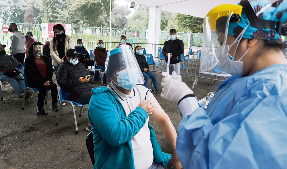 Dosis. En la mañana se atendió solo a los de 50 años que iban por la segunda dosis. Luego se aclaró que los de 40 con cita también serían vacunados. Foto: Félix Contreras / La República Dosis. En la mañana se atendió solo a los de 50 años que iban por la segunda dosis. Luego se aclaró que los de 40 con cita también serían vacunados. Foto: Félix Contreras / La República