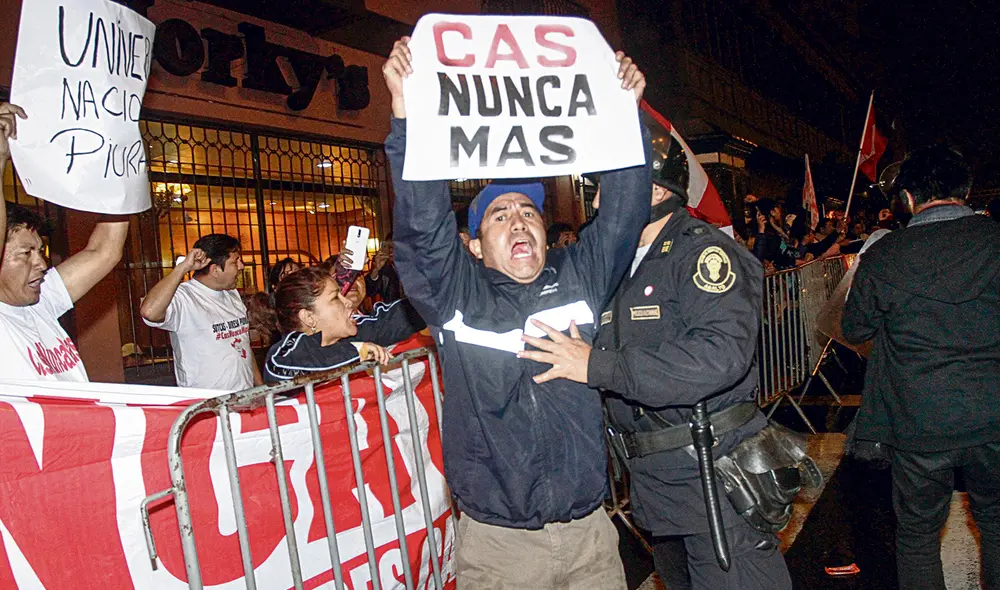Demanda. Trabajadores piden eliminación del régimen CAS. Foto: La República Demanda. Trabajadores piden eliminación del régimen CAS. Foto: La República