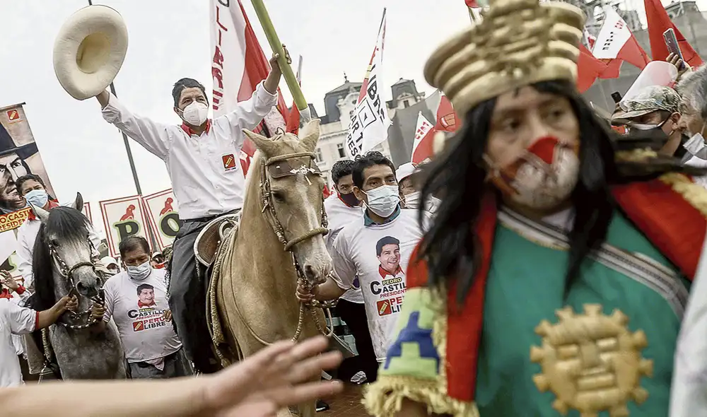 El elegido. Con el sombrero chotano, el lápiz y a caballo, rodeado siempre de gente del pueblo. Pedro Castillo Terrones asumirá la conducción de un país sumido en una enorme crisis. Foto: EFE El elegido. Con el sombrero chotano, el lápiz y a caballo, rodeado siempre de gente del pueblo. Pedro Castillo Terrones asumirá la conducción de un país sumido en una enorme crisis. Foto: EFE