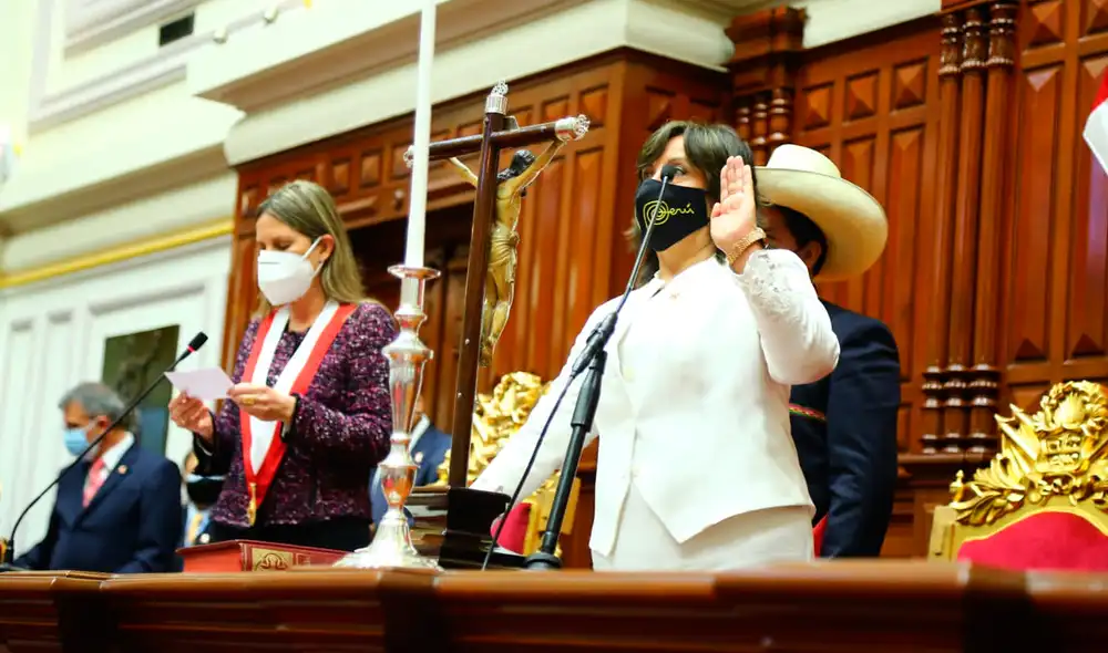 Dina Boluarte es abogada natural de Apurímac y asume la vicepresidencia a los 59 años de edad. Foto: Congreso del Perú Dina Boluarte es abogada natural de Apurímac y asume la vicepresidencia a los 59 años de edad. Foto: Congreso del Perú