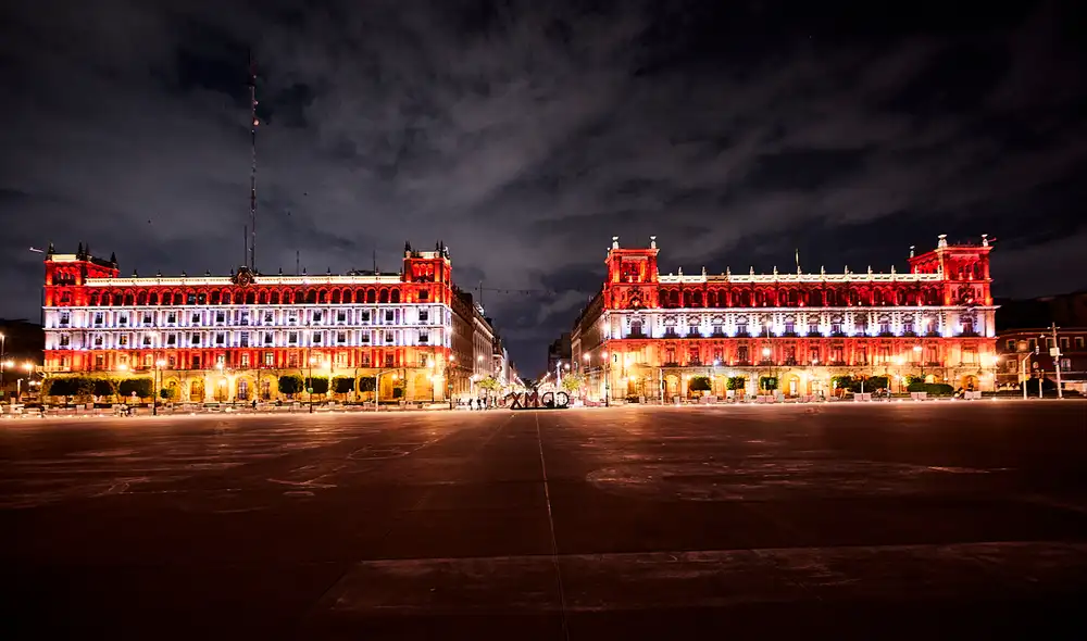 Los colores patrios iluminaron la Plaza de la Constitución por el bicentenario. Foto: Cancillería del Perú Los colores patrios iluminaron la Plaza de la Constitución por el bicentenario. Foto: Cancillería del Perú