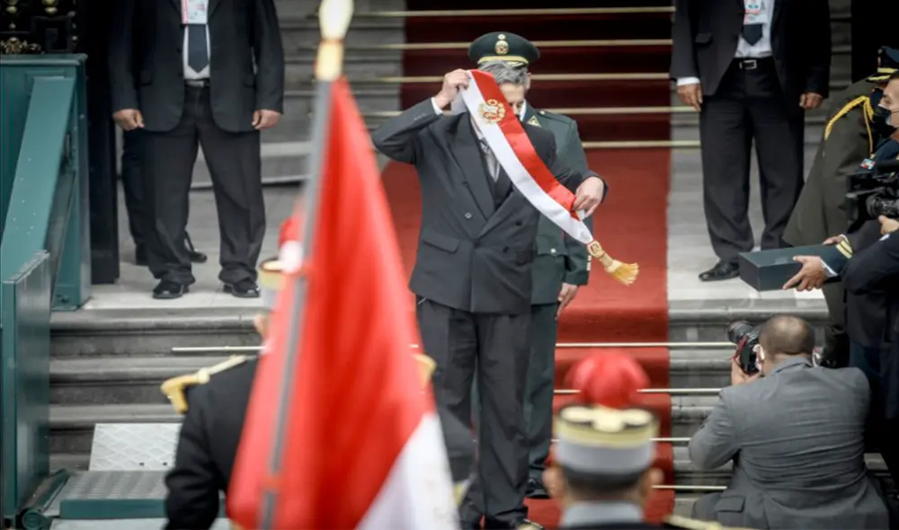 Francisco Sagasti dejó la banda presidencial en la puerta del Palacio Legislativo. Foto: EFE
