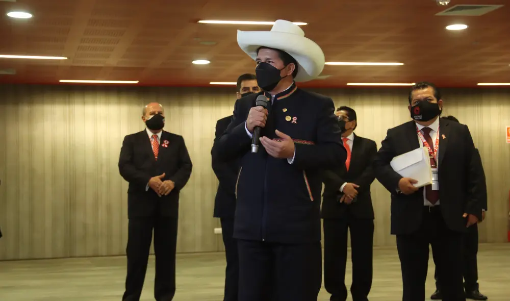 Castillo dio un mensaje luego de que fuera saludado por autoridades que representan a países del extranjero. Foto: Presidencia Perú