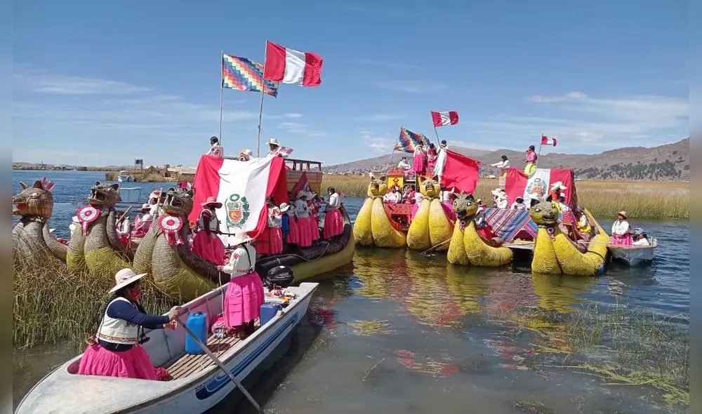 Bandera del Perú fue paseada por el lago Titicaca. Foto: Difusión