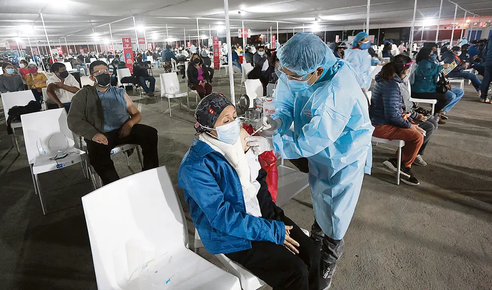 Su dosis. Uno de los principales anuncios del nuevo Gobierno es la vacunación masiva. Las atenciones se ampliarán a 12 horas y seguirán vacunatones. Foto: Antonio Melgarejo / La República Su dosis. Uno de los principales anuncios del nuevo Gobierno es la vacunación masiva. Las atenciones se ampliarán a 12 horas y seguirán vacunatones. Foto: Antonio Melgarejo / La República