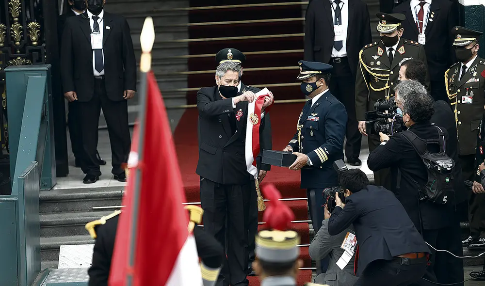 Maltrato. Cuestionan que Sagasti se haya visto obligado a dejar la banda en la puerta. Foto: Aldair Mejía/La República