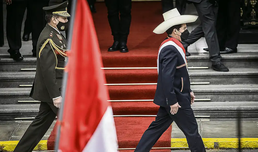Mandatario. Con su característico sombrero, Castillo avanza. Le esperan grandes desafíos. Foto: Aldair Mejía / La República