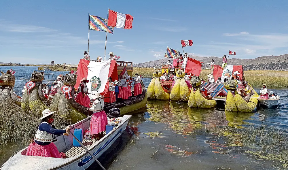 Los Uros. Balsas de totora en las islas flotantes del lago Titicaca. Hubo mucho entusiasmo y decidida participación de mujeres en la ceremonia. Foto: Juan Carlos Cisneros / La República