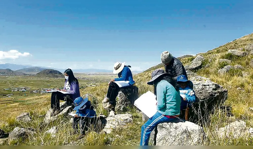 Brechas. La falta de internet motivó que los escolares busquen señal en los cerros. Brechas. La falta de internet motivó que los escolares busquen señal en los cerros.