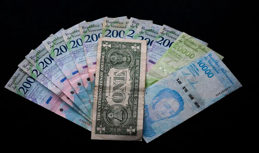 En Venezuela han cambiado los bolívares en varias ocasiones durante el mandato de Maduro, pero ha continuado el uso masivo del dólar. Foto: AFP En Venezuela han cambiado los bolívares en varias ocasiones durante el mandato de Maduro, pero ha continuado el uso masivo del dólar. Foto: AFP