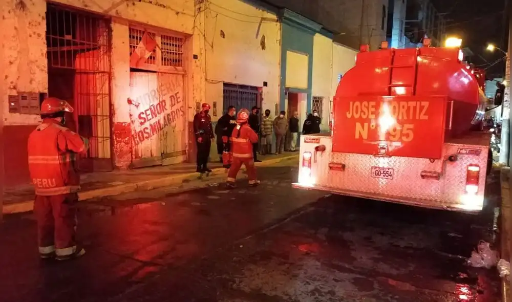 Bomberos pudieron controlar el fuego tras varios minutos de intensa labor. Foto: COER Lambayeque