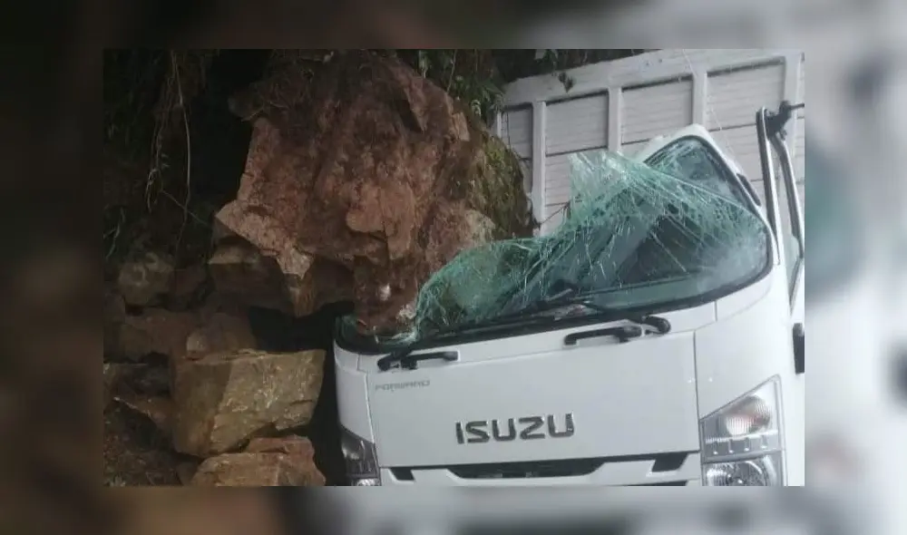 Roca fue movilizada con maquinaria pesada. Foto: PNP Roca fue movilizada con maquinaria pesada. Foto: PNP