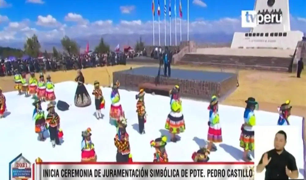 La ceremonia de juramentación simbólica abrió con la conmovedora entonación en quechua y castellano, en simultaneo. Foto: TV Perú captura. La ceremonia de juramentación simbólica abrió con la conmovedora entonación en quechua y castellano, en simultaneo. Foto: TV Perú captura.