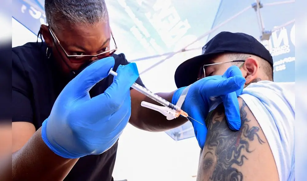 Un centro de salud en Missouri (EE. UU.) intenta cumplir con la solicitud de privacidad de los ciudadanos por temor a discusiones con aquellos que están en contra de la vacuna anti-COVID-19. Foto: AFP Un centro de salud en Missouri (EE. UU.) intenta cumplir con la solicitud de privacidad de los ciudadanos por temor a discusiones con aquellos que están en contra de la vacuna anti-COVID-19. Foto: AFP
