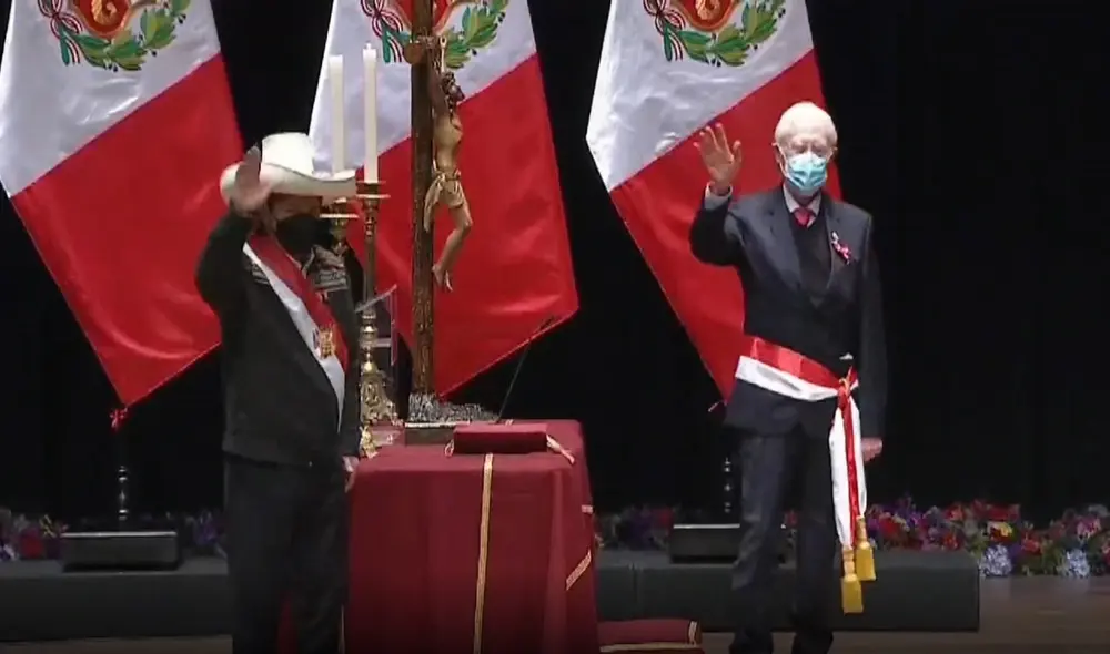 Pedro Castillo juramentó el jueves por la noche a Héctor Béjar y al resto del Consejo de Ministros en el Gran Teatro Nacional. Foto: captura de EFE Pedro Castillo juramentó el jueves por la noche a Héctor Béjar y al resto del Consejo de Ministros en el Gran Teatro Nacional. Foto: captura de EFE