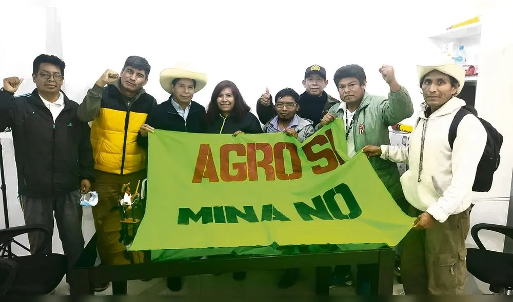 Pedro Castillo posa con bandera "Agro sí, Mina no".