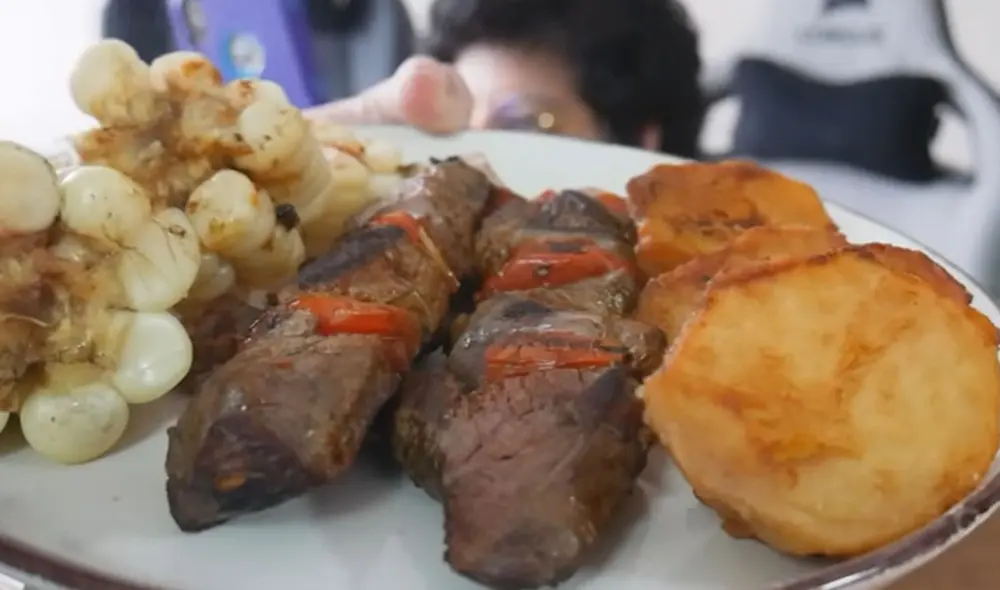 Usuarios quedaron sorprendidos con el precio de este platillo. Foto: captura de YouTube / Ariana Bolo Arce Usuarios quedaron sorprendidos con el precio de este platillo. Foto: captura de YouTube / Ariana Bolo Arce