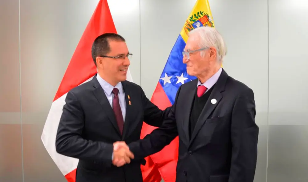 Jorge Arreaza durante la reunión con Héctor Béjar. Foto: @jaarreaza/Twitter Jorge Arreaza durante la reunión con Héctor Béjar. Foto: @jaarreaza/Twitter