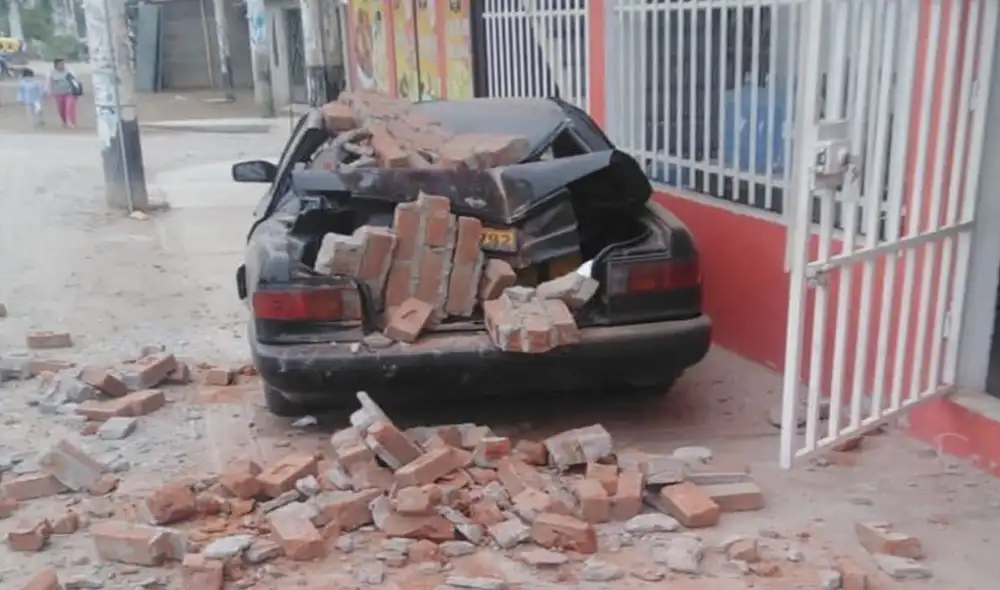 Así quedaron algunos vehículos estacionados afuera de construcciones tras el temblor. Foto: Twitter Así quedaron algunos vehículos estacionados afuera de construcciones tras el temblor. Foto: Twitter