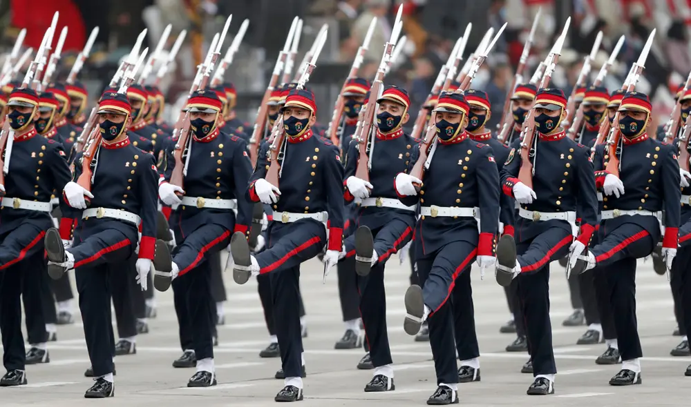 Los desfiles militares son una de las principales atracciones durante las Fiestas Patrias. Foto: EFE Los desfiles militares son una de las principales atracciones durante las Fiestas Patrias. Foto: EFE