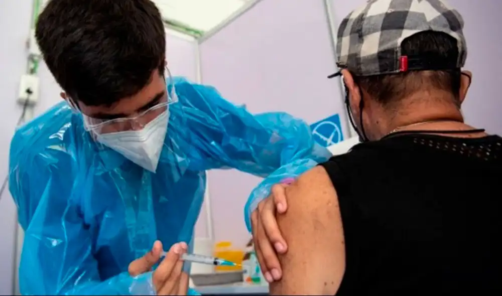 Son varias las semanas en las que el país se encuentra con una tasa de positividad inferior al 5%. Foto: AFP Son varias las semanas en las que el país se encuentra con una tasa de positividad inferior al 5%. Foto: AFP