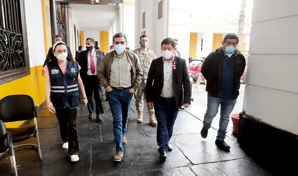 Visita. Premier Guido Bellido, junto al ministro de Salud, se reunió ayer con familia de la paciente Ana Maculupu para brindar ayuda necesaria luego de que resultara herida en el sismo de Piura. Foto: Sepres Visita. Premier Guido Bellido, junto al ministro de Salud, se reunió ayer con familia de la paciente Ana Maculupu para brindar ayuda necesaria luego de que resultara herida en el sismo de Piura. Foto: Sepres