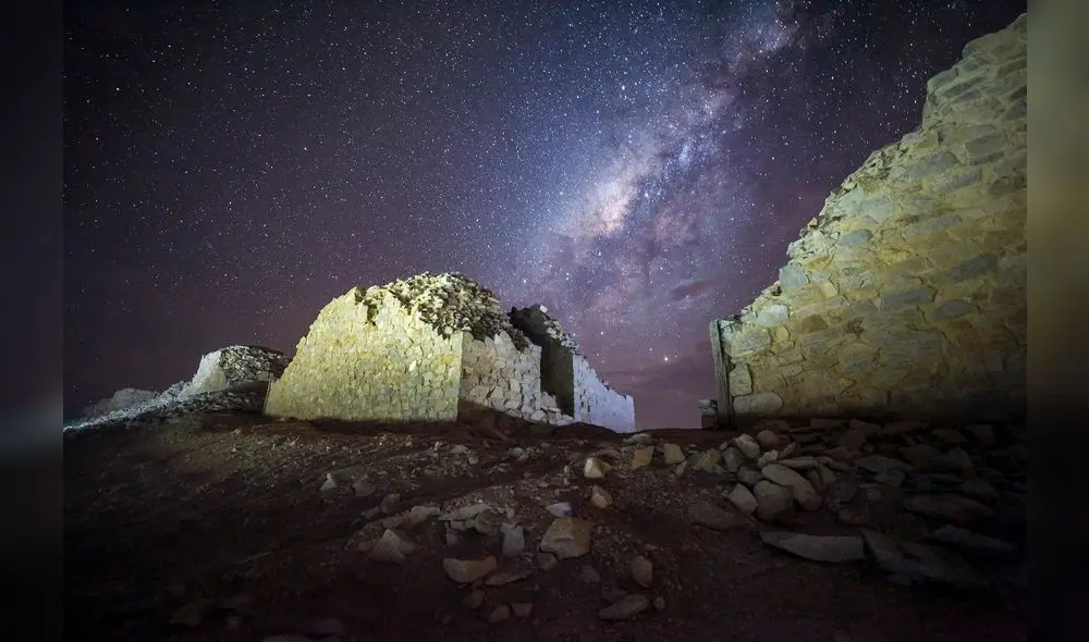 La Vía Láctea parece coronar las trece torres de Chankillo