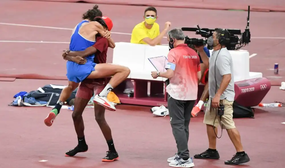 Mutaz Barshim y Gianmarco Tamberi emocionados tras asegurarse el oro en la definición de salto en alto masculino en las Olimpiadas de Tokio 2021. Foto: EFE