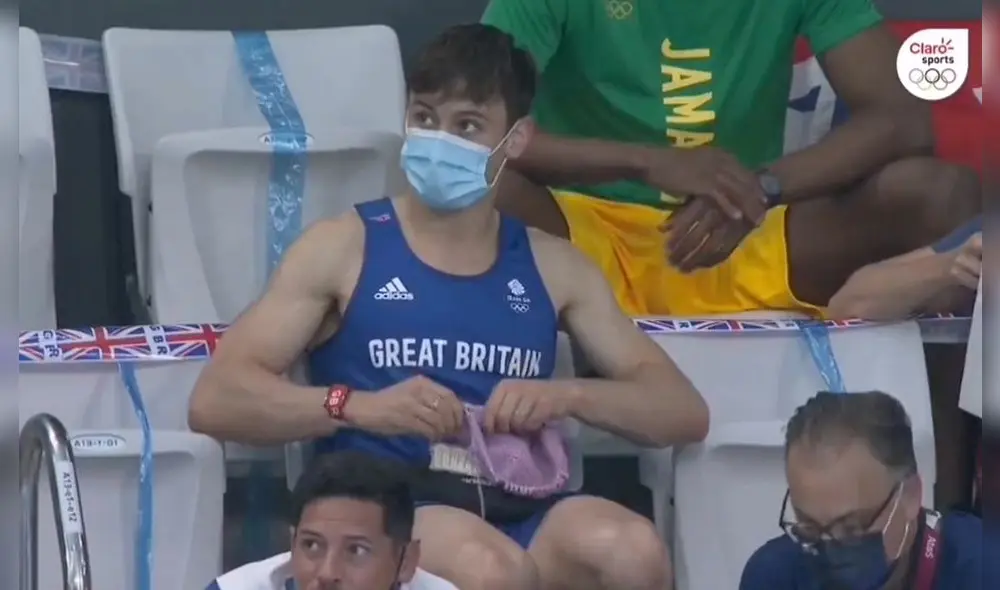 Tom Daley fue captado tejiendo durante la Final de Trampolín 3m en Tokio 2020. Foto: captura Marca Claro Tom Daley fue captado tejiendo durante la Final de Trampolín 3m en Tokio 2020. Foto: captura Marca Claro