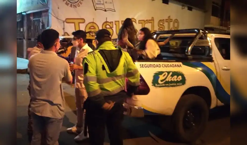 Los detenidos fueron subidos a patrulleros y conducidos a la Comisaría de Chao. Foto SS CC Chao