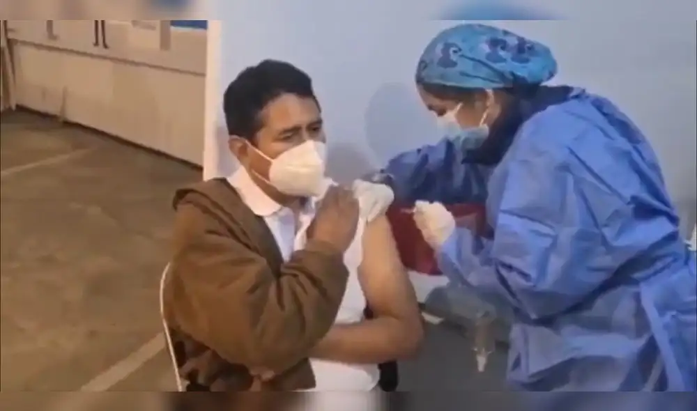 Cerrón se inmunizó en Huancayo. Foto: Twitter Cerrón se inmunizó en Huancayo. Foto: Twitter