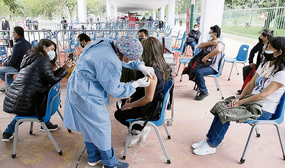 Poca afluencia. La última semana, disminuyó la asistencia de público en los principales vacunatorios de Lima, entre ellos el del Campo de Marte. La mayoría acudía por su segunda dosis. Foto: John Reyes / La República