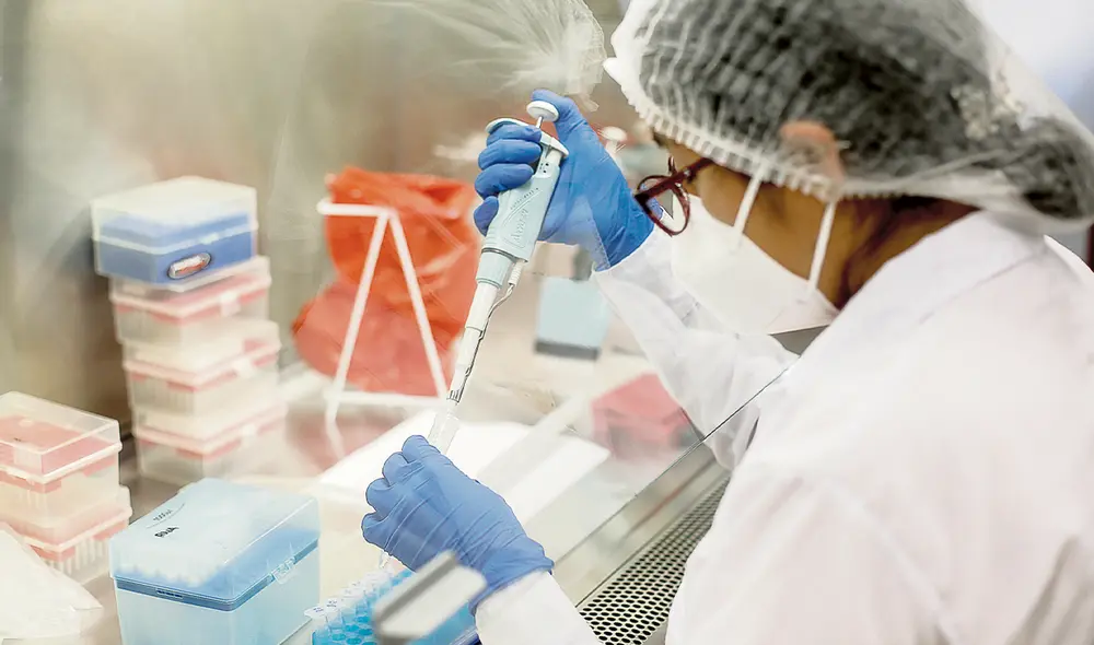 Investigación. INS viene realizando secuenciamiento genético de 300 muestras a la semana para hallar casos Delta y otros. Foto: Antonio Melgarejo / La República