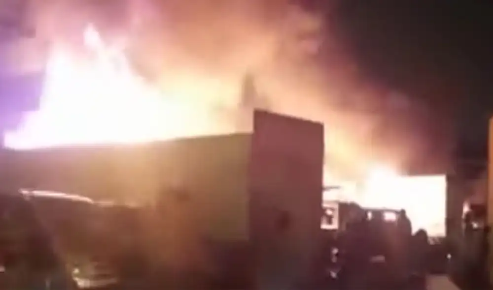 El incendio se reportó en la calle 13 de la urbanización Santa Rosa en el Callao. Foto: captura panamericana El incendio se reportó en la calle 13 de la urbanización Santa Rosa en el Callao. Foto: captura panamericana