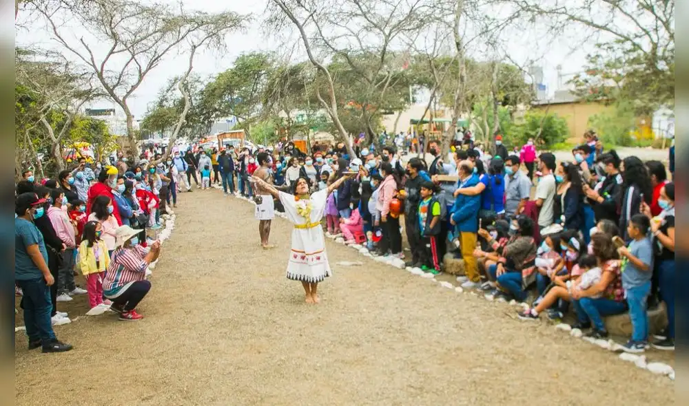 Gran interés causó la representación de una escena Chimú en Chan Chan. Foto: DDCLL Gran interés causó la representación de una escena Chimú en Chan Chan. Foto: DDCLL
