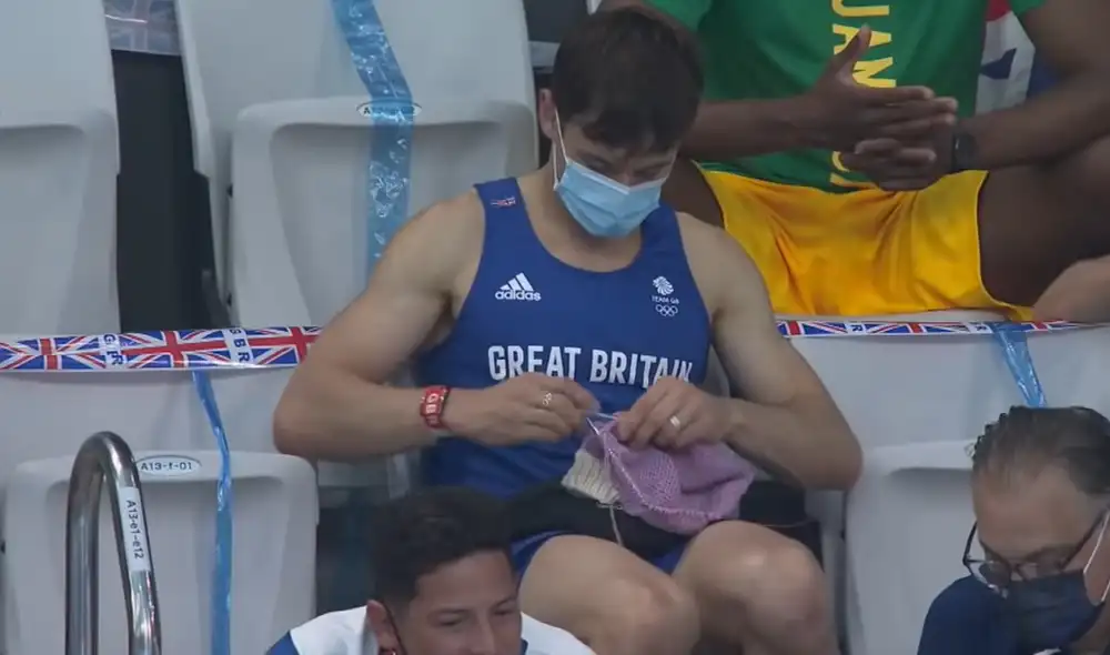 Tom Daley recauda fondos para fines benéficos con sus tejidos. Foto: captura de video/Marca Claro