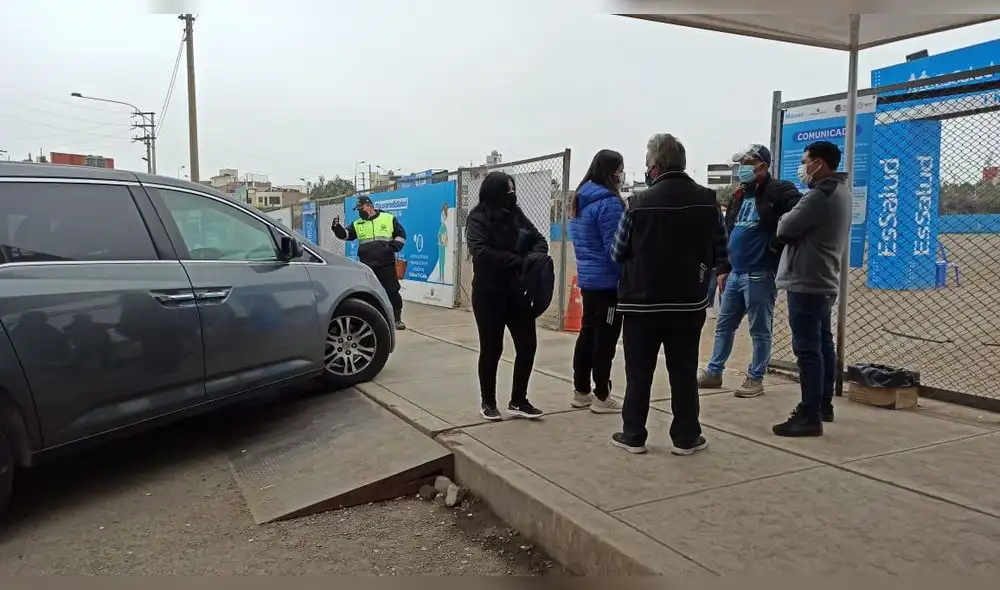Ciudadanos esperan ser inmunizados en Ate. Foto: María Ponce/ URPI - LR Ciudadanos esperan ser inmunizados en Ate. Foto: María Ponce/ URPI - LR
