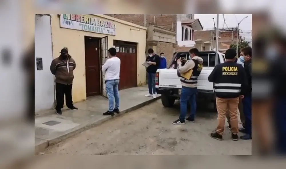 Agentes policiales llegaron a la vivienda de la fallecida para iniciar las investigaciones. Foto: captura video Soltv Agentes policiales llegaron a la vivienda de la fallecida para iniciar las investigaciones. Foto: captura video Soltv