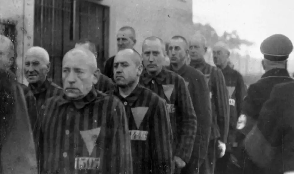Prisioneros uniformados con insignias triangulares  bajo la guardia nazi en el campo de concentración de Sachsenhausen, Alemania, en 1938. Foto: United States Holocaust Memorial Museum