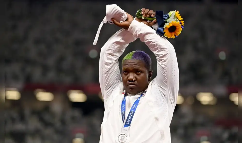 Raven Saunders realizó un gesto de protesta política en Tokio 2020. Foto: EFE