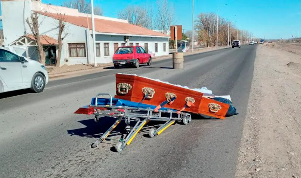 La ruta debió ser cerrada por varios minutos, hasta que la Policía llegó para retirar el cuerpo del pavimento. Foto: La Mañana de Neuquén