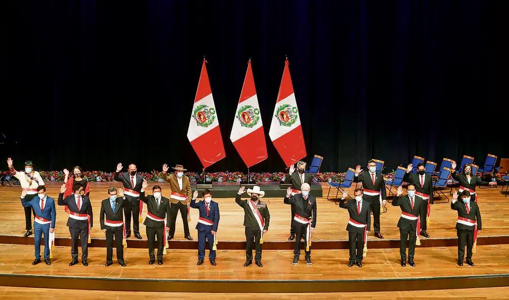 La juramentación. Hubo críticas porque juraron varios ministros sin mérito o con una turbia trayectoria. El del Interior, por ser fiscal, fue nombrado ilegalmente. Foto: difusión