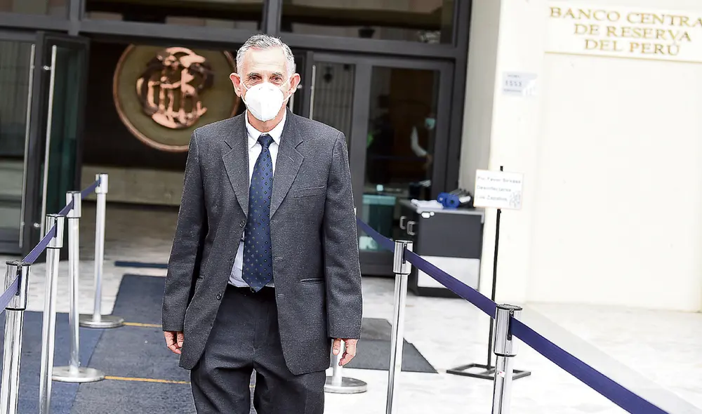 Optimismo. El ministro Pedro Francke sale de la sede del BCRP, donde se reunió con el presidente de la entidad monetaria. Foto: difusión Optimismo. El ministro Pedro Francke sale de la sede del BCRP, donde se reunió con el presidente de la entidad monetaria. Foto: difusión